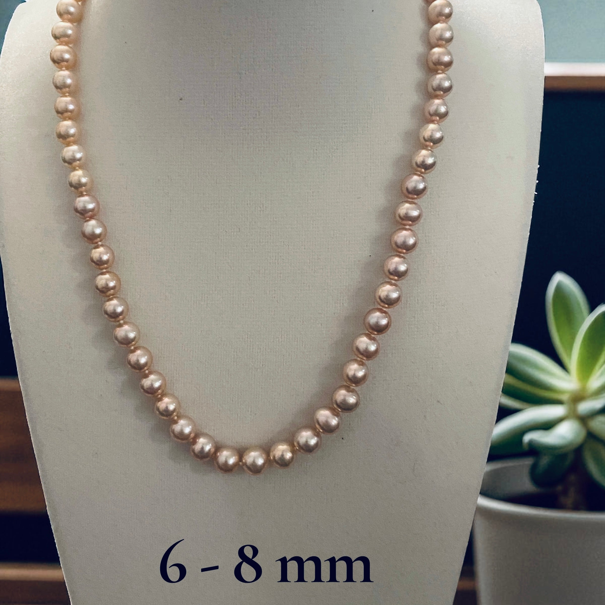 Pearl necklace on a mannequin with '6-8 mm'