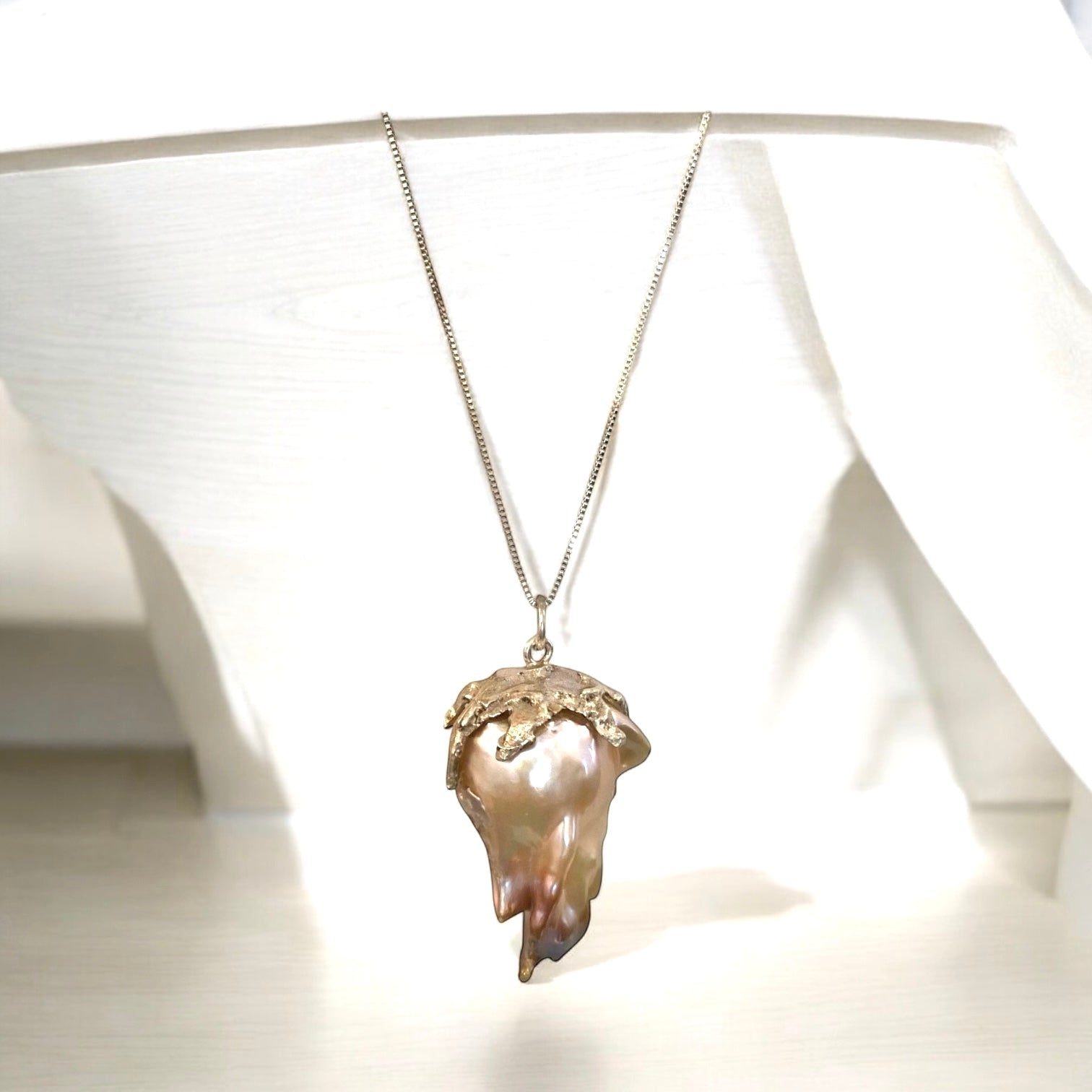Natural Luminous Pearl Pendant Necklace