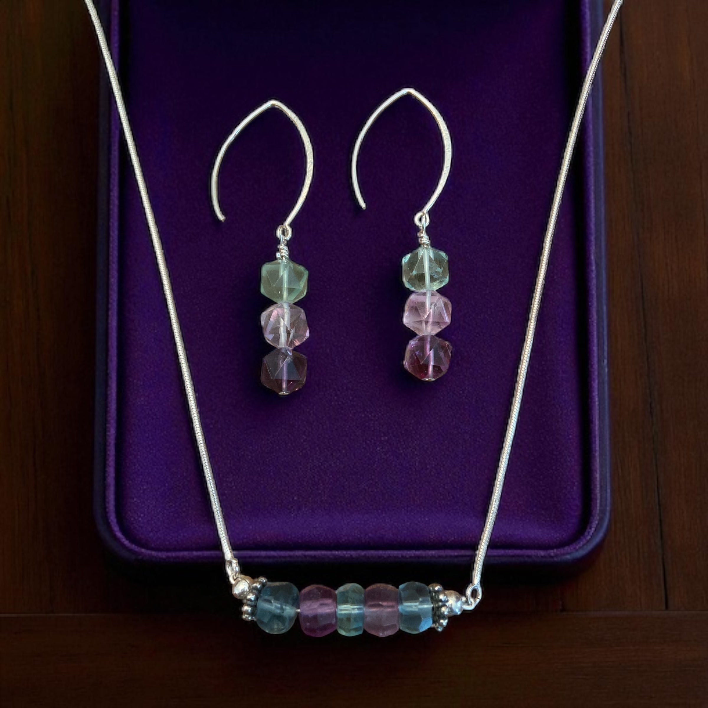 Necklace and earrings with multicolored fluorite beads 